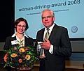 VW-Entwicklungsvorstand Dr. Ulrich Hackenberg überreichte Claudia Ehinger den Woman-driving-Award. Foto: Auto-Reporter/Volkswagen